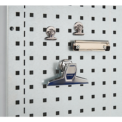 Metall-Lochwand mit schwarzen Quadraten und Metallclips.