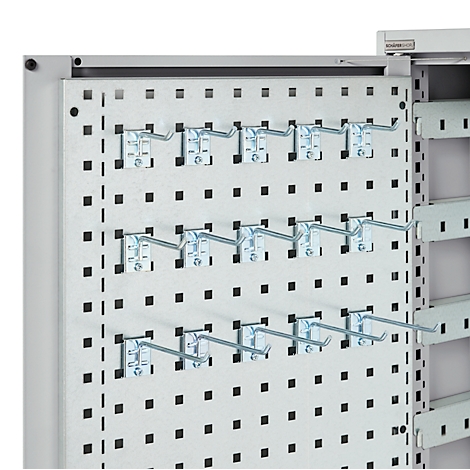 Metall-Lochwand mit mehreren Haken.