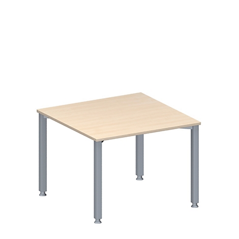 Una mesa cuadrada con una tapa de color marrón claro y patas plateadas sobre un fondo blanco.