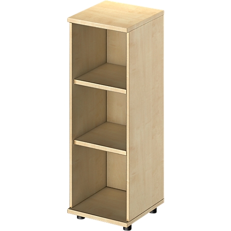 Een hoge, lichtbruine kast met drie planken. Hij staat op vier kleine, zwarte voetjes.