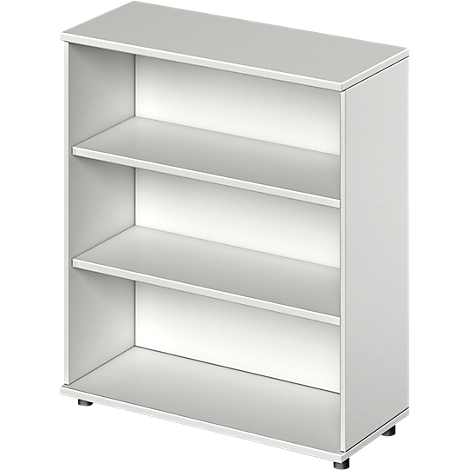 Een witte boekenkast met drie planken. Hij staat op kleine voetjes.