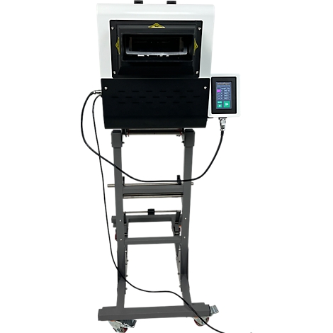 Een witte krimpkachel op een rolbaar frame. De oven is open en toont een dienblad. Rechts daarvan een bedieningspaneel.