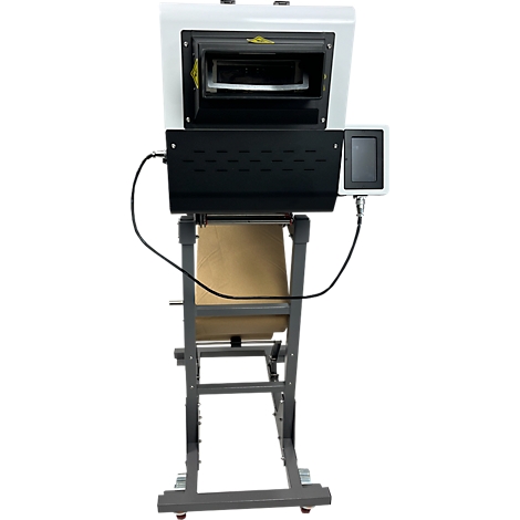 Industriële verpakkingsmachine. Openklapbaar deksel, bedieningspaneel, daaronder bruine papieren zak op een metalen frame met wielen.