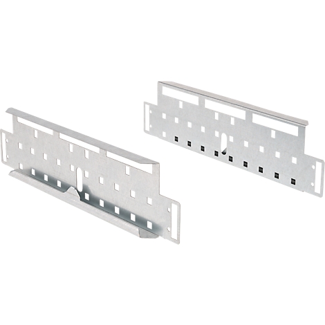 Deux équerres métalliques avec motif de trous, en détail, pour l'installation dans un rack.