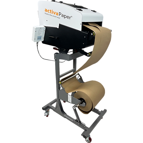 Braunes Papier wird von einer Maschine abgerollt, die auf einem grauen Gestell steht. Auf der Maschine steht 'activaPaper'.