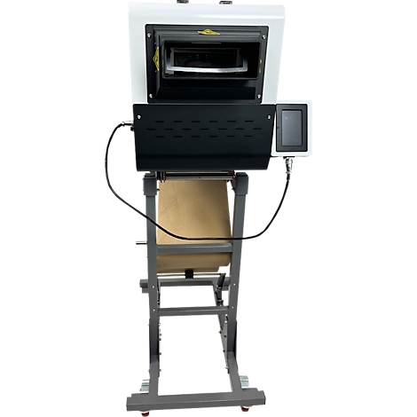 Industrielles Verpackungsgerät mit braunem Beutel; Gerät in Grau und Weiss, Beutel gehalten.