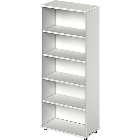Weißes Bücherregal mit fünf Regalböden, stehend auf kleinen Füßen.