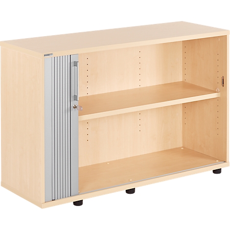 Beige kast met een lamellen deur en twee planken. De kast staat op kleine zwarte voetjes.