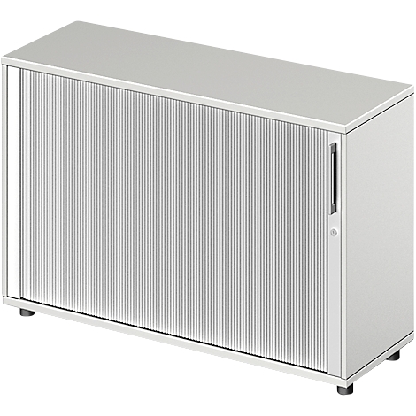 Een witte kast met een lamellendeur en handgreep.