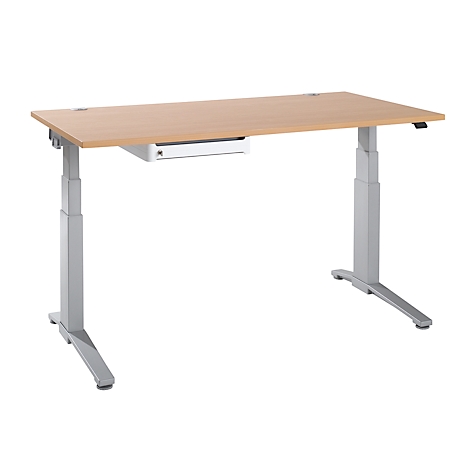 Ein höhenverstellbarer Schreibtisch mit Holzplatte und silbernen Beinen. Unter der Platte befindet sich eine weiße Ablage.