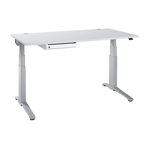Ein weißer, höhenverstellbarer Schreibtisch vor weißem Hintergrund. Der Schreibtisch hat eine Schublade und Metallbeine.