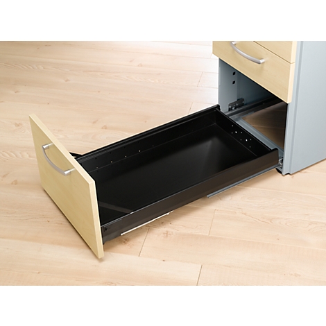 Open lade in licht hout en donker interieur, zilveren handvat. Op lichte houten vloer.