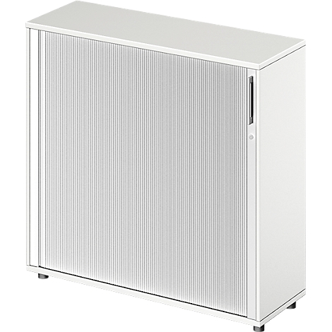 Witte kast met lamellendeur.