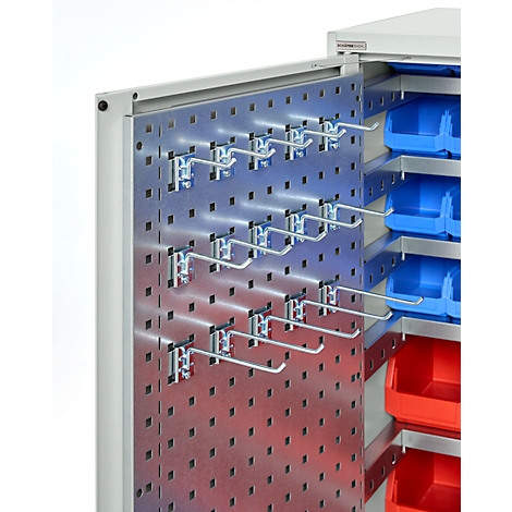 Geopende metalen gereedschapskast. Pegboard met haken, blauwe en rode bakken voor opslag.