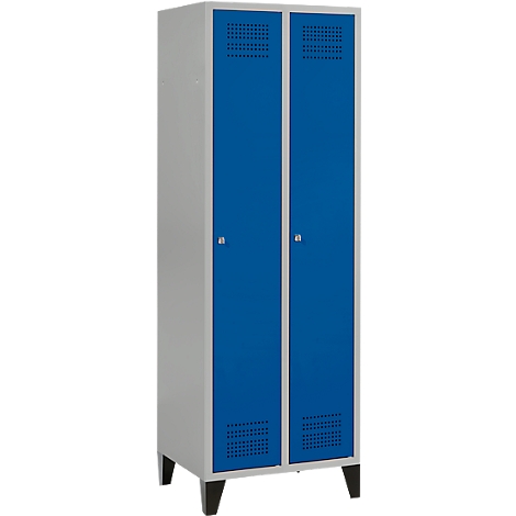 Un grand casier à deux portes, gris et bleu. Il a des trous au-dessus des portes, un bouton et repose sur des pieds noirs.