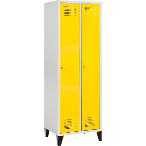 Une armoire blanche avec deux portes jaunes. Des fentes d'aération en haut et en bas. Pieds noirs.