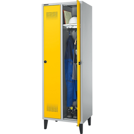 Casier métallique avec porte jaune. La porte est ouverte, montrant des vêtements, des chaussures et un casque à l'intérieur.