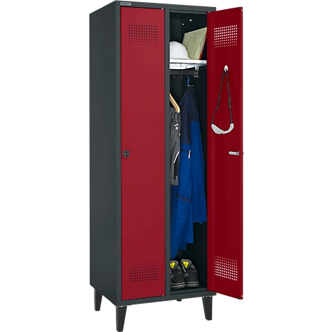 Un casier ouvert rouge et gris. À l'intérieur du casier se trouvent des vêtements de travail, des chaussures et un casque.