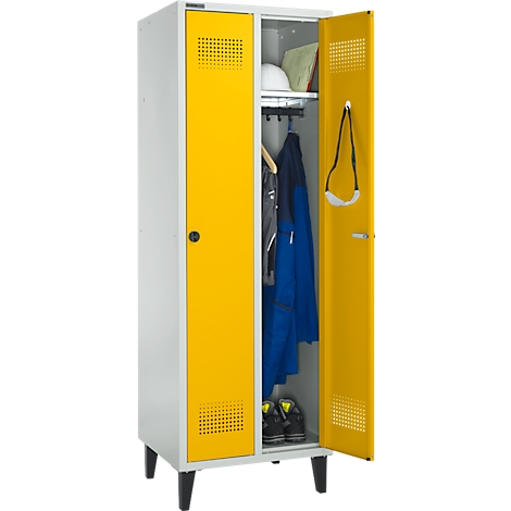 Casier jaune et gris avec porte ouverte remplie de vêtements et d'équipement.