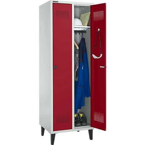 Un casier en acier blanc et rouge ouvert, avec des vêtements et des chaussures. La porte de gauche est fermée. La porte de droite est ouverte.