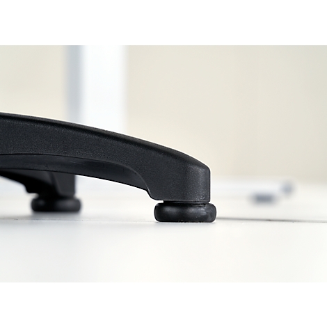 Detailaufnahme des Untergestells eines schwarzen Bürostuhls. Auf dem weißen Untergrund ruhen zwei runde Füße.