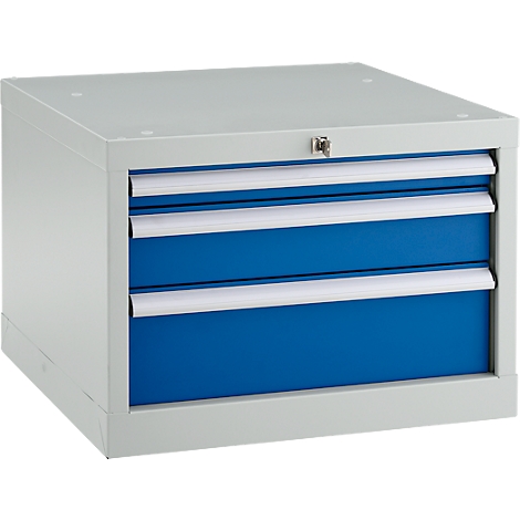Armoire à outils à trois tiroirs en gris et bleu sur un socle argenté, serrure en haut.