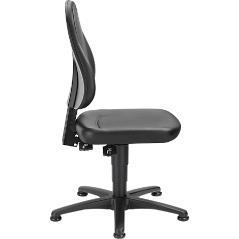 Chaise de bureau noire de profil, dossier haut, assise et cadre. Réglable. Sur fond blanc.