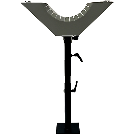 Un appareil gris en forme de U avec un bord supérieur dentelé, monté sur un support noir réglable en hauteur.