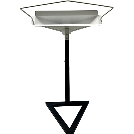 Une étagère triangulaire blanche avec un support noir et une base triangulaire. Il y a un cintre gris en haut.