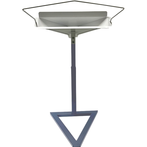 Support triangulaire gris avec étagère. Une équerre métallique supporte l'étagère supérieure. Le bas forme un triangle inversé.