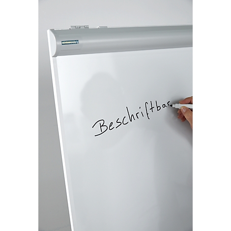 White flip chart with the inscription "Beschriftbar". A hand writes on the board with a black pen.