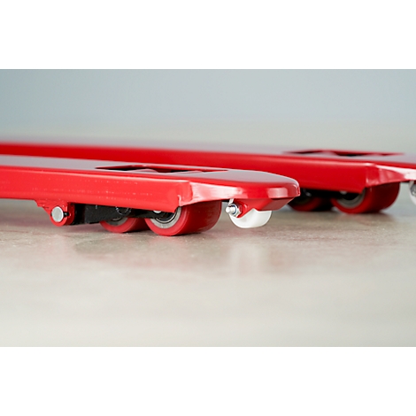 Nahaufnahme von roten Gabelstapler-Gabeln mit Rollen.