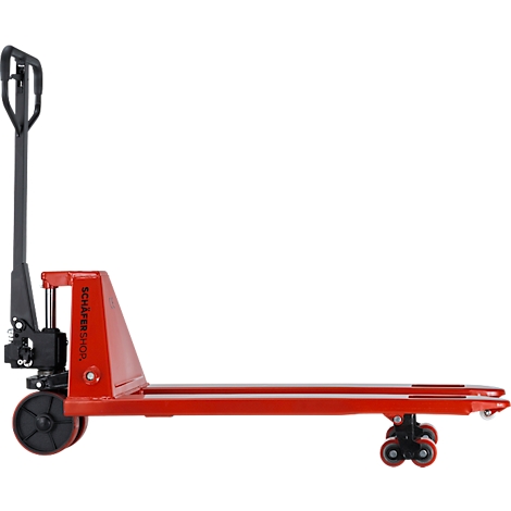 Roter Palettenhubwagen vor weißem Hintergrund. Der Griff ist schwarz, der Rahmen rot. Auf dem Rahmen steht "SCHÄFER SHOP".