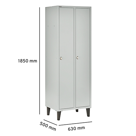 Grijze, hoge stalen kast met twee deuren, knoppen en zwarte poten. Afmetingen: 1850 mm hoog, 500 mm diep, 630 mm breed.