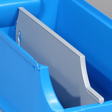 Graue Trennwand in einer blauen Kunststoff-Lagerbox zur Unterteilung.