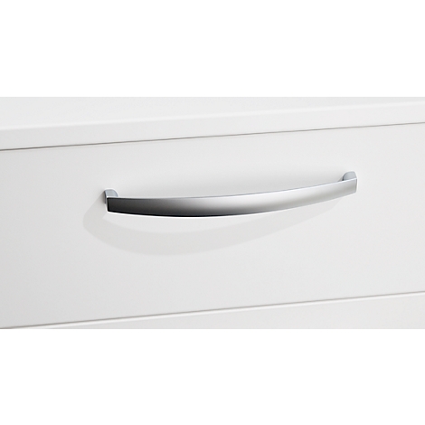 Close-up van een witte lade met een gebogen, zilveren handgreep. Het gladde oppervlak contrasteert met de vorm van de handgreep.