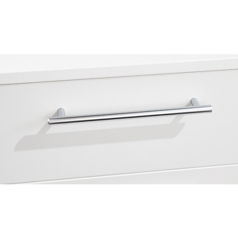 Close-up van een witte lade met een zilveren handgreep. De handgreep werpt een schaduw.