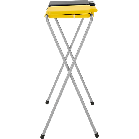 Ein zusammenklappbarer Hocker mit gelber Sitzfläche und silbergrauen Beinen steht vor weißem Hintergrund.