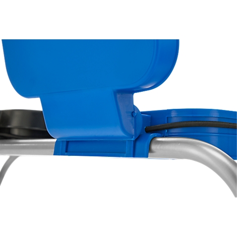 Detailaufnahme einer blauen Komponente, die an einem silbernen Metallrahmen befestigt ist. Ein schwarzes Kabel verläuft daneben.