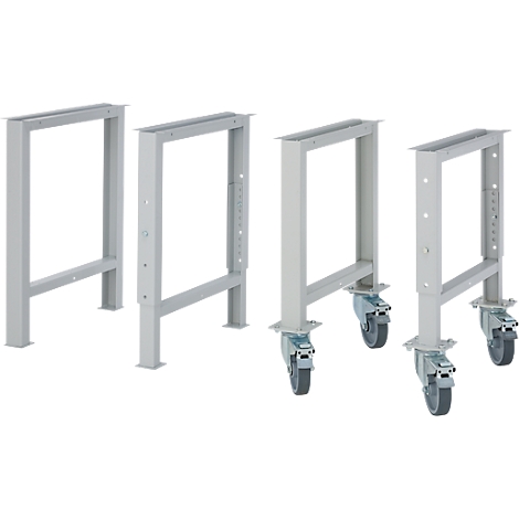 Vier grijze metalen frames, twee zonder wielen, twee met wielen. Het linker frame heeft geen wielen, de andere drie hebben wielen.