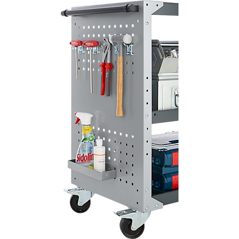 Grauer Werkzeugwagen mit Werkzeugen, Reinigungsmitteln und zwei Werkzeugkästen. Die Werkzeuge hängen an einer gelochten Tafel.