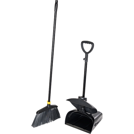 Un ensemble balai et pelle à poussière noirs. Le balai a un long manche. La pelle à poussière est large et a une poignée.