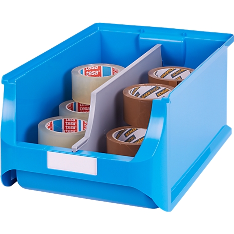 Blaue Sichtlagerbox mit Trennwand, gefüllt mit verschiedenen Klebebandrollen, auf weißem Hintergrund.