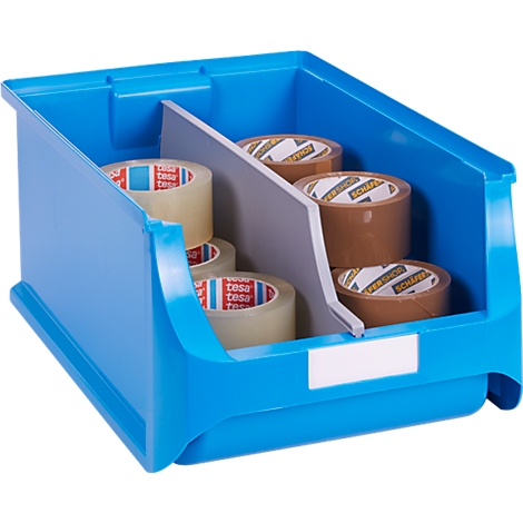 Blaue Sichtlagerbox aus Kunststoff mit Trennwand, gefüllt mit transparenten und braunen Klebebandrollen.
