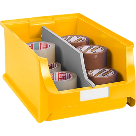 Gelbe Sichtlagerbox mit Trennwand, befüllt mit transparenten und braunen Klebebandrollen.