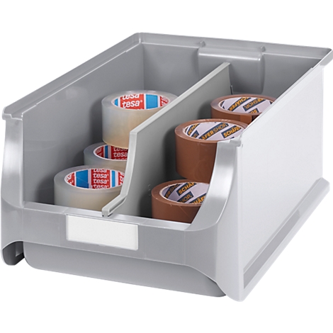 Graue Kunststoff-Sichtlagerbox mit Trennwand, gefüllt mit tesa-Klebebandrollen auf der einen und braunen Klebebändern auf der anderen Seite.