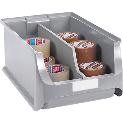 Graue Sichtlagerbox aus Kunststoff, unterteilt in zwei Fächer, gefüllt mit Klebebandrollen.