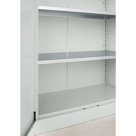 Hellgrauer Schrank von innen. Mehrere Fachböden sind zu sehen.