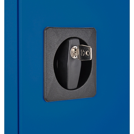 Zwarte deurklink met sleutel in vierkant frame op blauw oppervlak.