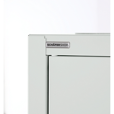 Close-up van een witte kast hoek met het logo "SCHÄFERSHOP".